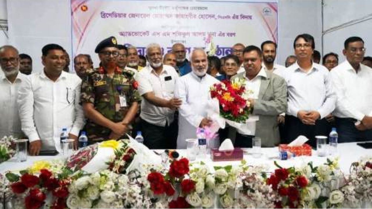 ​কেডিএ’র নতুন চেয়ারম্যান শফিকুল আলম মনাকে নজরুল ইসলাম মঞ্জুর ফুল দিয়ে শুভেচ্ছা