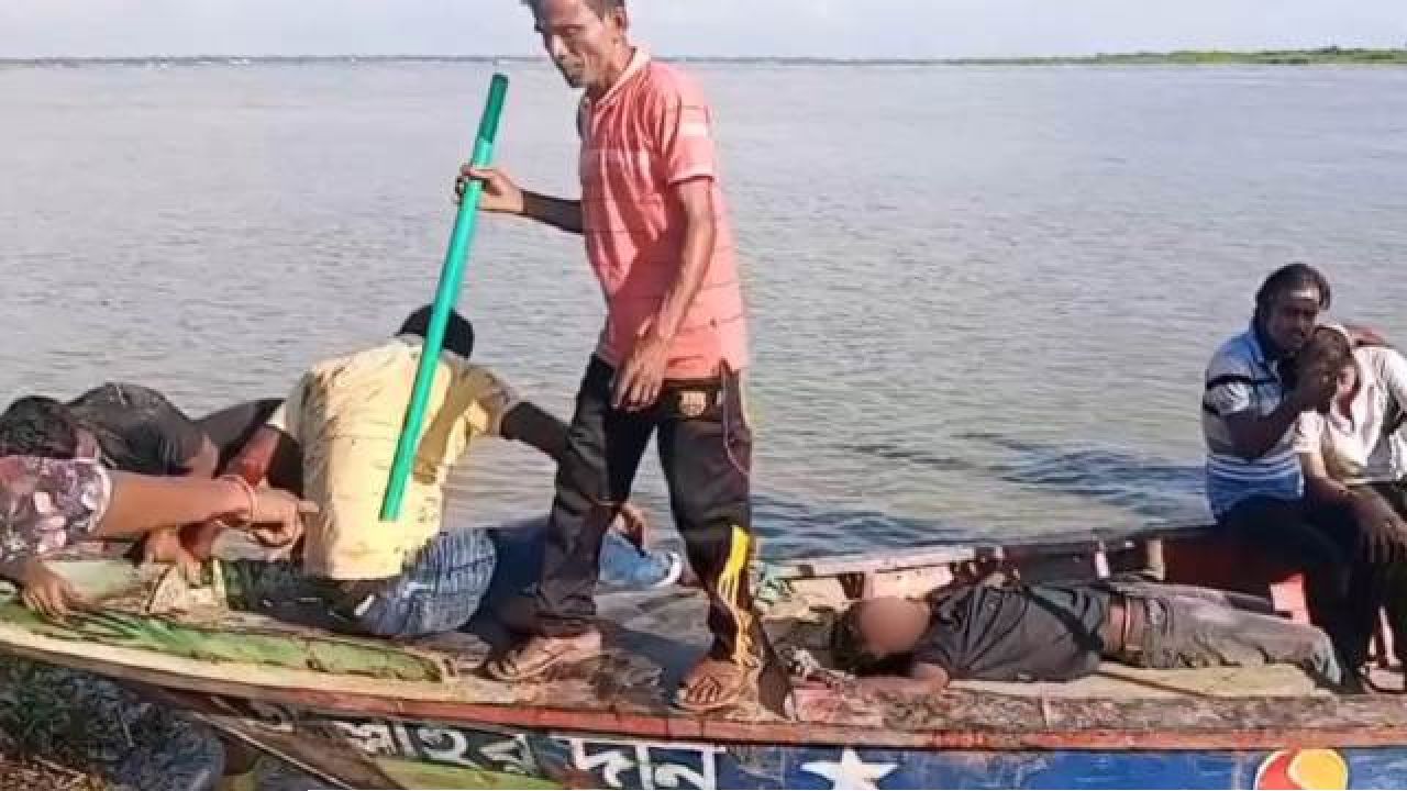 অবৈধ বালু উত্তোলন যমুনার চরে নদীপথে সশস্ত্র চাঁদাবাজি
