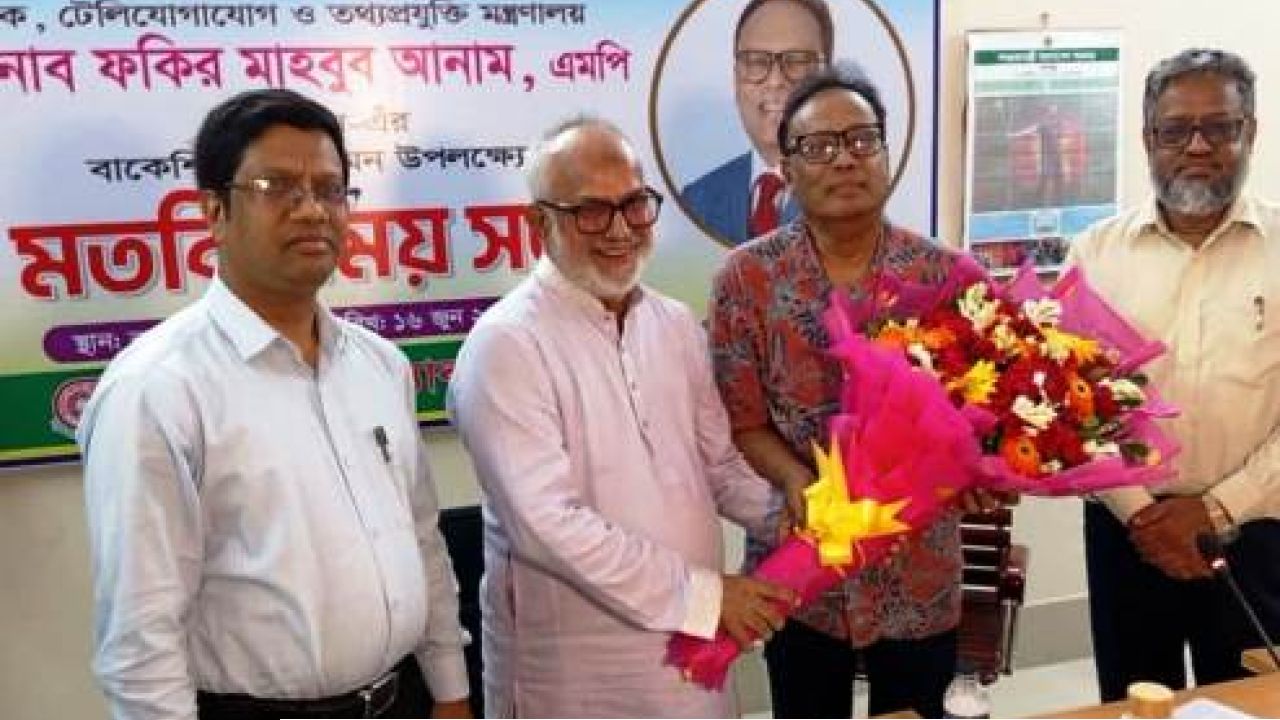 ​খুলনায় ডাক ও টেলিযোগাযোগ মন্ত্রীকে কেসিসি প্রশাসকের ফুলেল শুভেচ্ছা