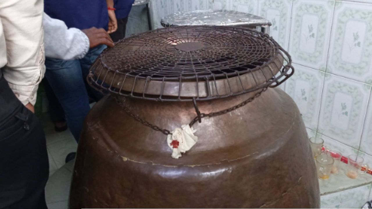 সিলেটের শাহজালাল (রহ.) মাজারের তিনটি দানের ডেগ সিলগালা করে দিয়েছে জেলা প্রশাসন