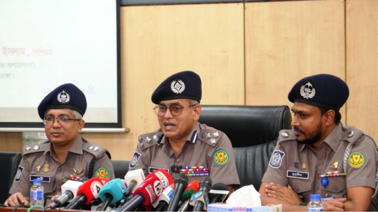 বিপুল পরিমাণ অস্ত্র, গুলি ও মাদক সহ শীর্ষ সন্ত্রাসী ‘অটো সজল’ ও তার তিন সহযোগীকে গ্রেফতার করেছে যাত্রাবাড়ী থানা পুলিশ