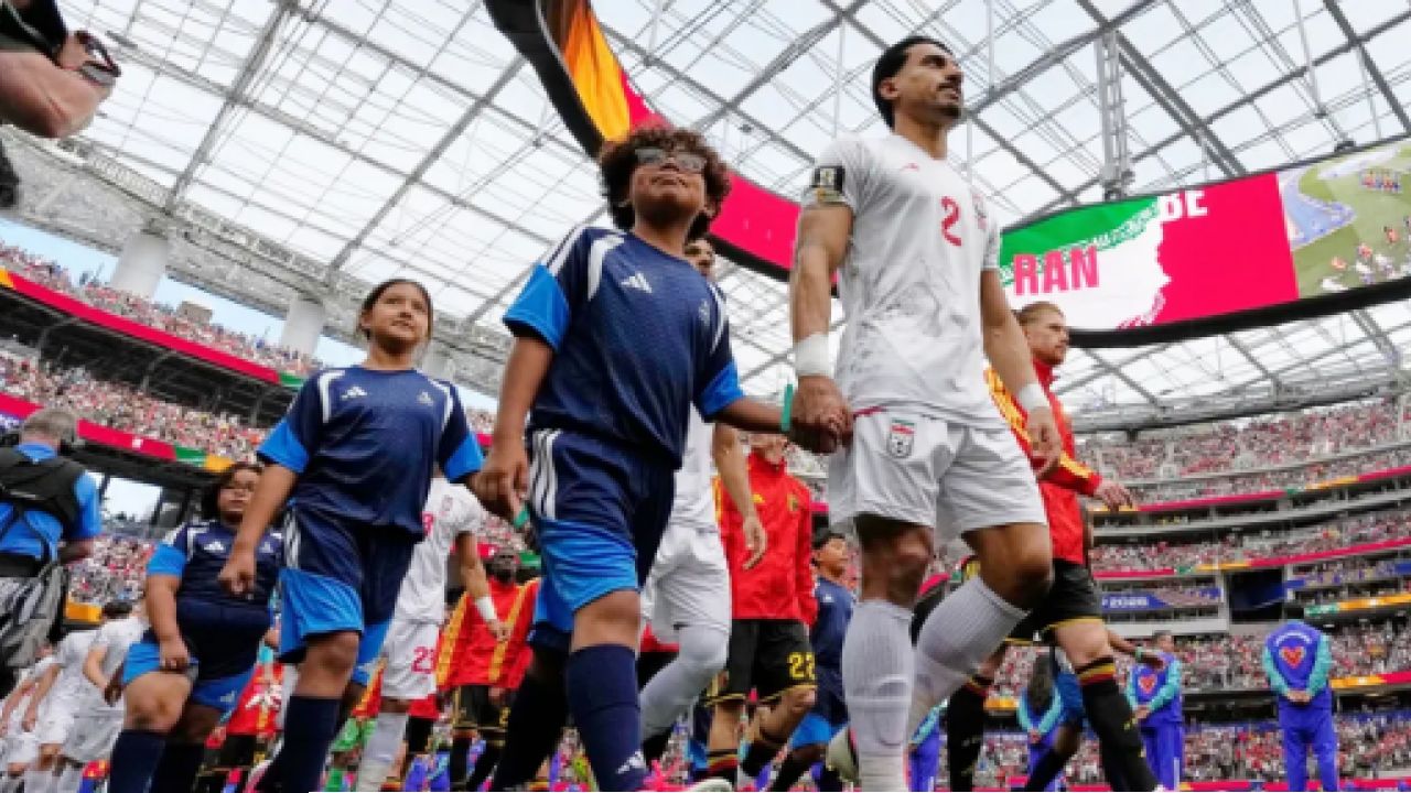 ইরান ফুটবল দল স্টেডিয়ামের ড্রেসিংরুমে হাতে লেখা চিঠি রেখে যুক্তরাষ্ট্র ছাড়ল