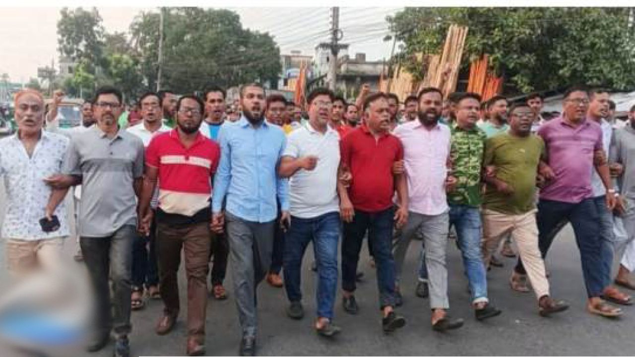 খুলনায় নিষিদ্ধ সংগঠনের বেআইনি কর্মকাণ্ডের বিরুদ্ধে খানজাহান আলী থানা বিএনপির বিক্ষোভ মিছিল