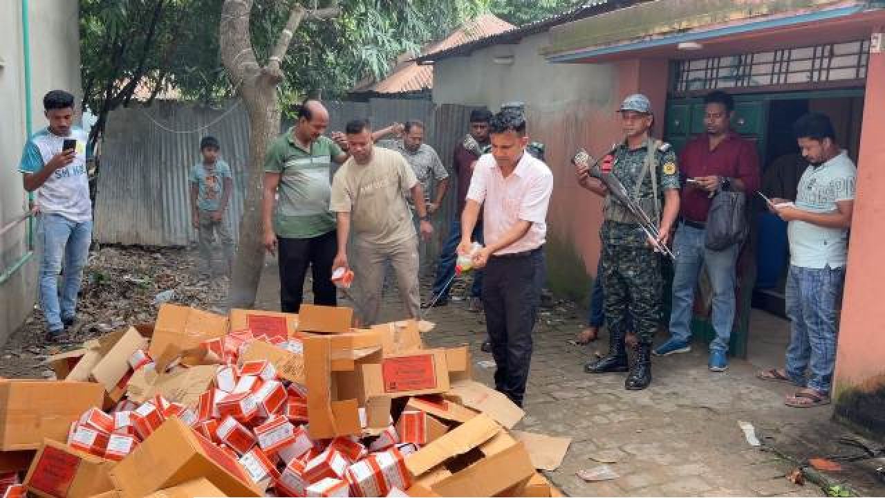 পাবনায় অবৈধ দুটি স্যালাইন কারখানাকে ৪৫ হাজার টাকা জরিমানা