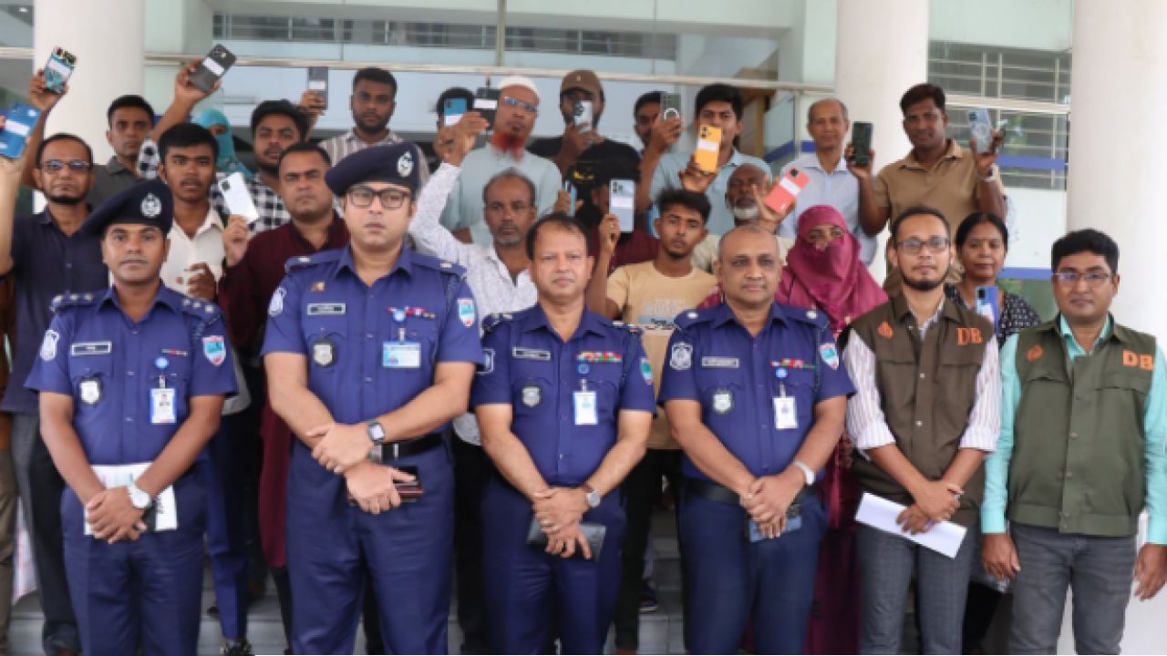 হারানো ৫০টি মোবাইল ফিরিয়ে দিলো খুলনা জেলা পুলিশ: সুপারের তাগিদ দ্রুত জিডি করার