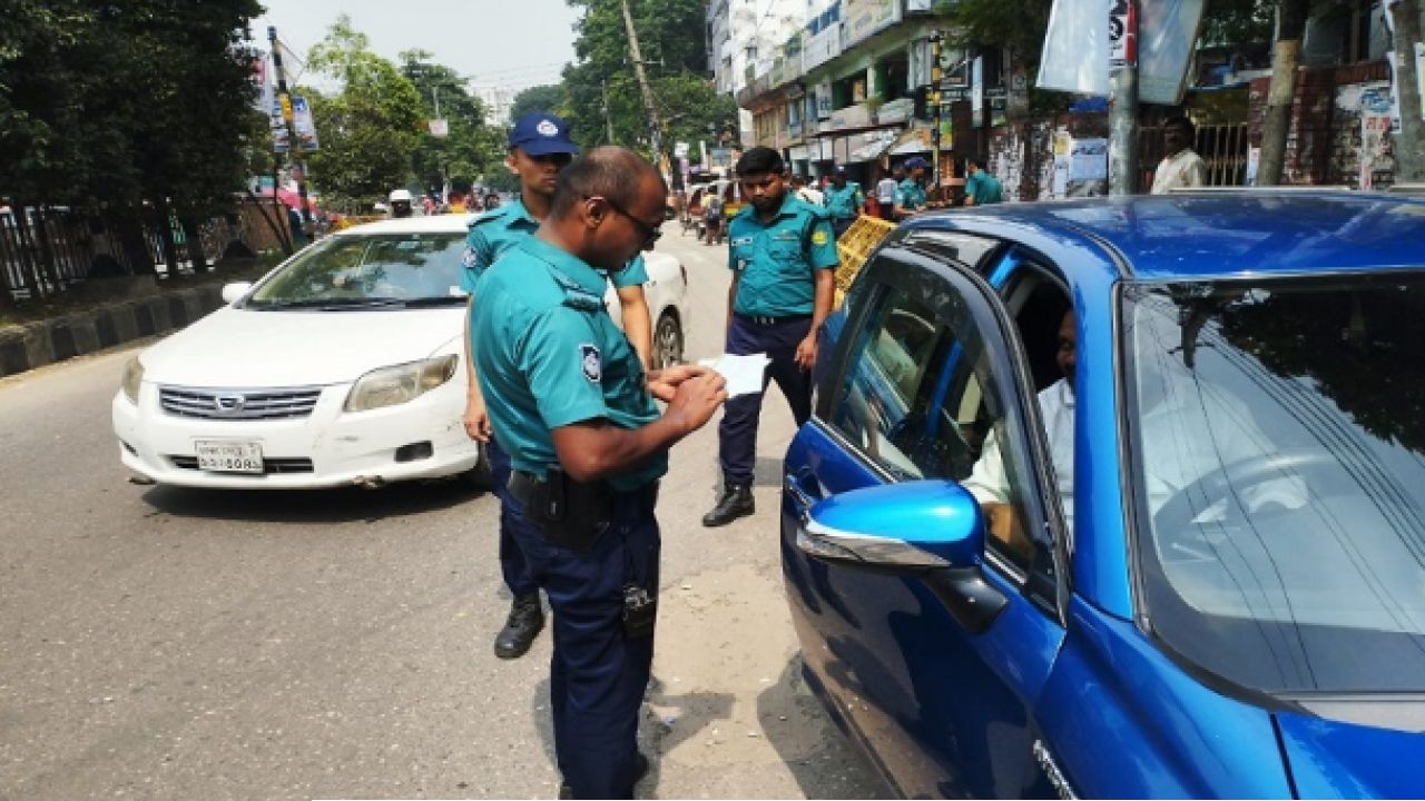ট্রাফিক আইন লঙ্ঘনে ডিএমপির ২৩২৩ মামলা