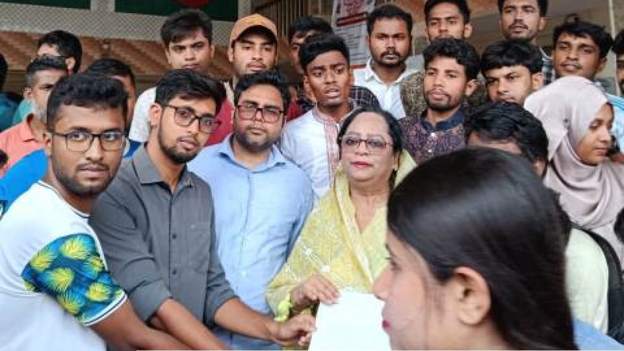 অটো ভাড়া বৃদ্ধি ও চালকদের স্বেচ্ছাচারিতার প্রতিবাদে সিটি প্রশাসকের কাছে ববি শিক্ষার্থীদের স্মারকলিপি
