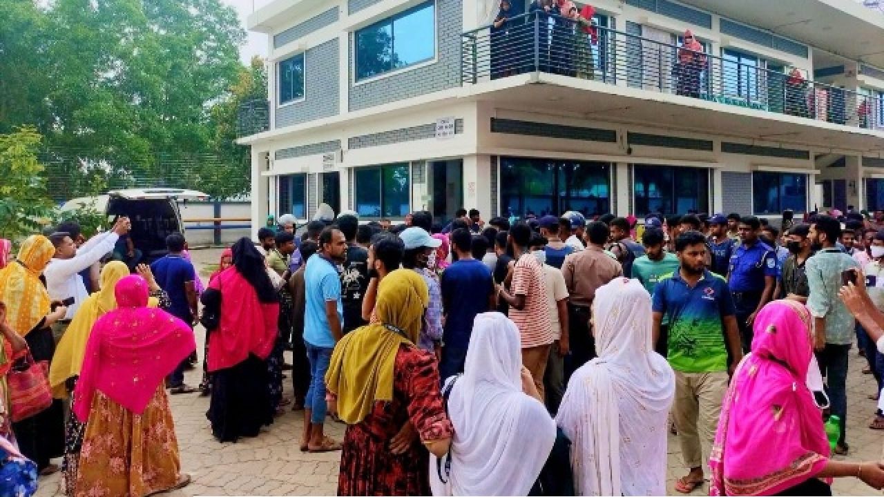 কালিয়াকৈরে লোডশেডিং-বাড়তি বিলের প্রতিবাদে বিদ্যুৎ অফিস ঘেরাও, বিক্ষোভ