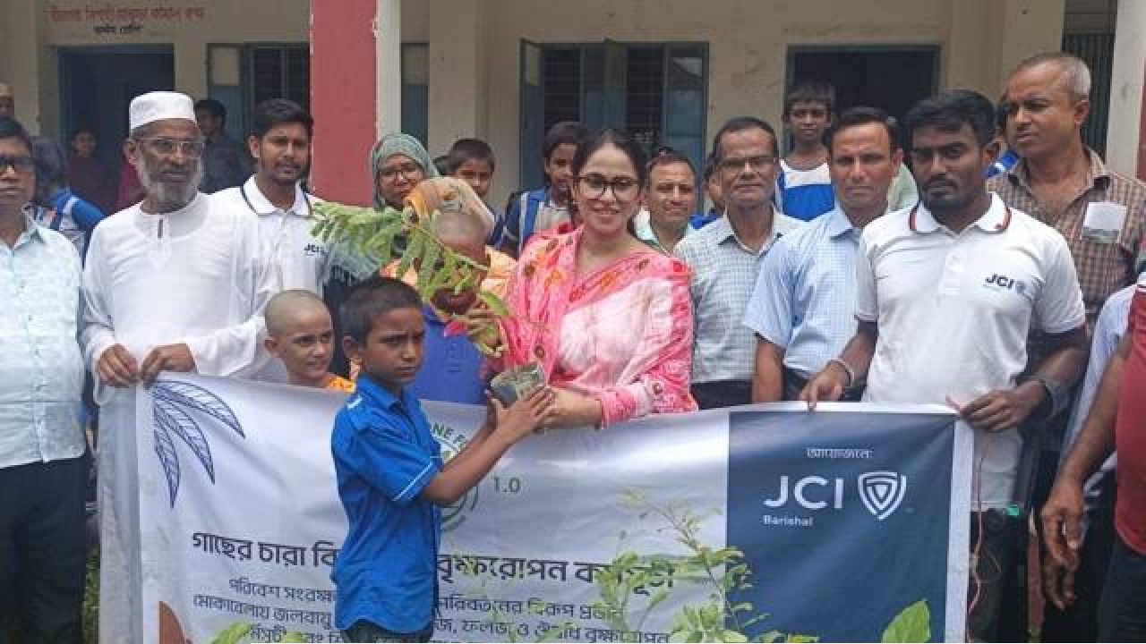 ঝালকাঠিতে জলবায়ু পরিবর্তন মোকাবিলায় শিক্ষার্থীদের হাতে গাছের চারা