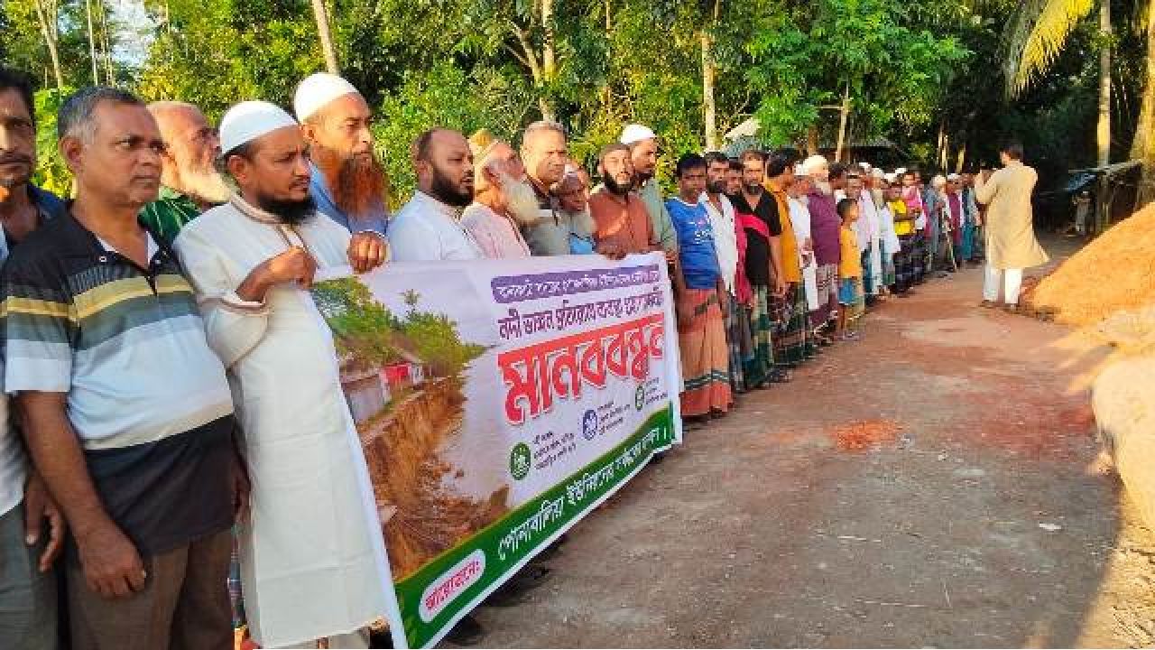 ঝালকাঠী'র দেউরী গ্রামে ভয়াবহ নদী ভাঙন: দ্রুত ব্যবস্থা না নিলে বিলীন হবে পুরো এলাকা, মানববন্ধনে এলাকাবাসীর আর্তনাদ