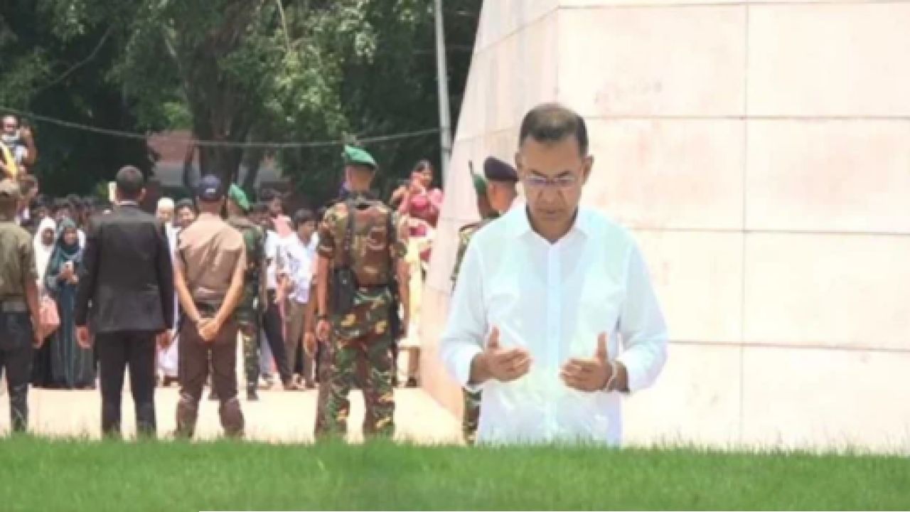 দেশে ফিরে পিতা ও মাতার কবর জিয়ারত করেছেন প্রধানমন্ত্রী