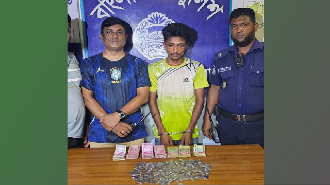 পাবনায় ঠাকুর অনুকূল চন্দ্র আশ্রমের দান বাক্স ভেঙ্গে টাকা চুরির অভিযোগে গ্রেপ্তার ১