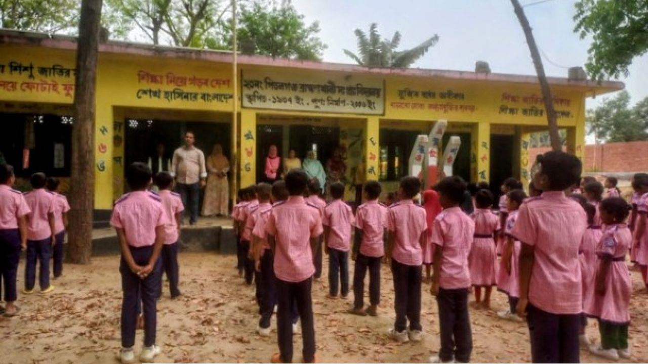 রূপগঞ্জের পিতলগঞ্জ ব্রাহ্মণখালী সরকারি প্রাথমিক বিদ্যালয়ের ঝুঁকিপূর্ণ ভবনে পাঠদান