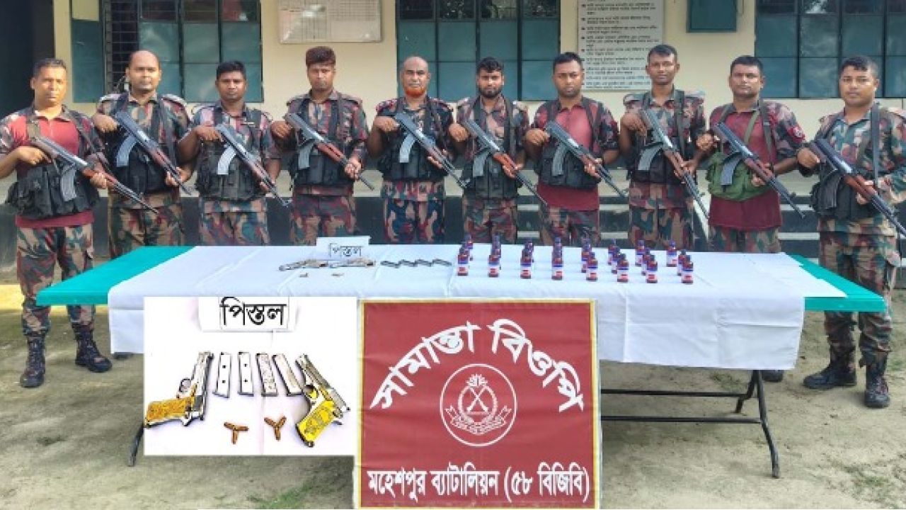 ঝিনাইদহের মহেশপুর সীমান্তে বিজিবির অভিযানে ২টি বিদেশি পিস্তল, ৪টি ম্যাগাজিন, ৬ রাউন্ড গুলি জব্দ