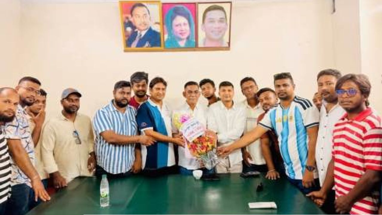 ​বিসিবি পরিচালক শফিকুল ইসলাম তুহিনকে খুলনা মহানগর স্বেচ্ছাসেবক দলের ফুলেল শুভেচ্ছা