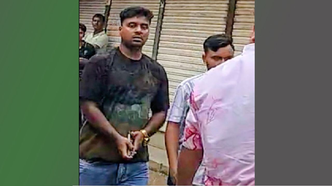 রূপগঞ্জে সেই অস্ত্রধারী সন্ত্রাসী গ্রেফতার