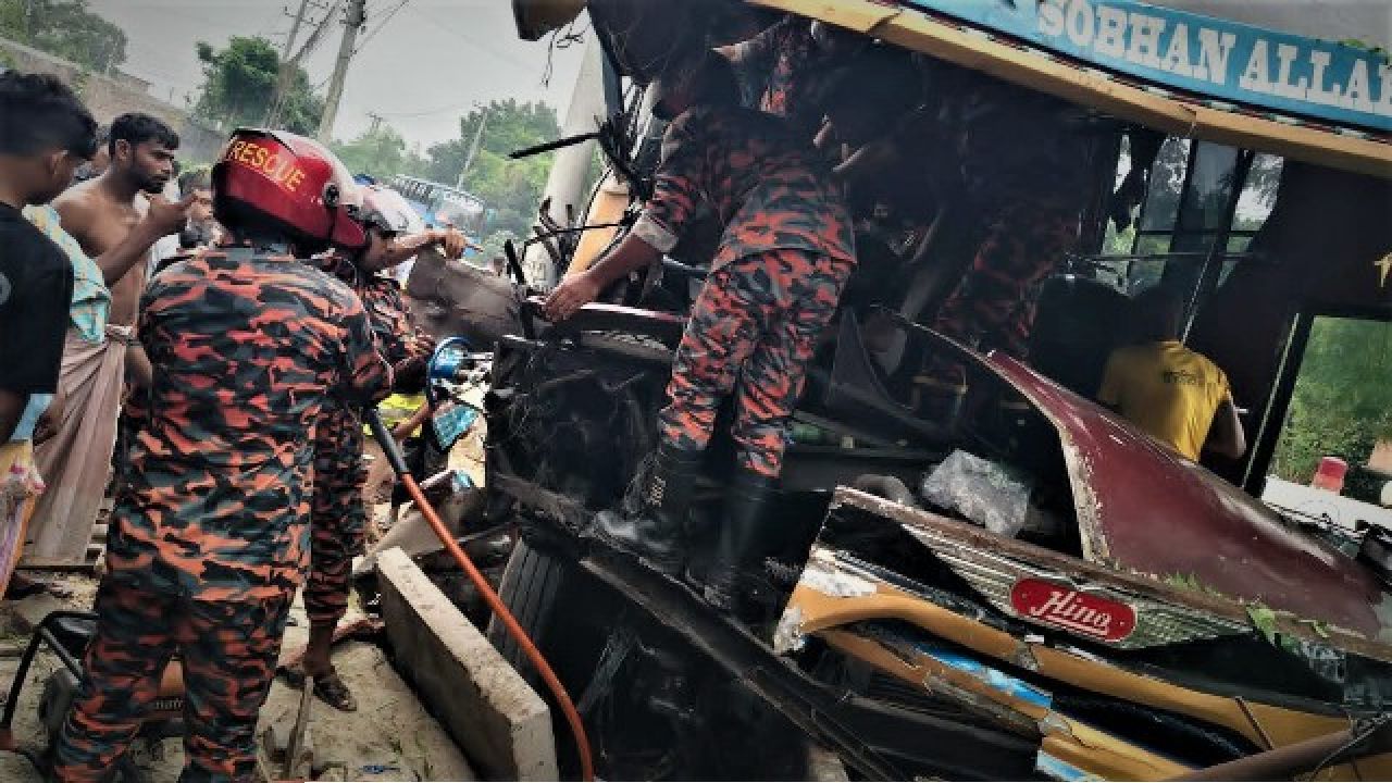 গোদাগাড়ীতে বাস-ভুটভুটি সংঘর্ষে চালক নিহত, বাসের চালক গুরুতর আহত