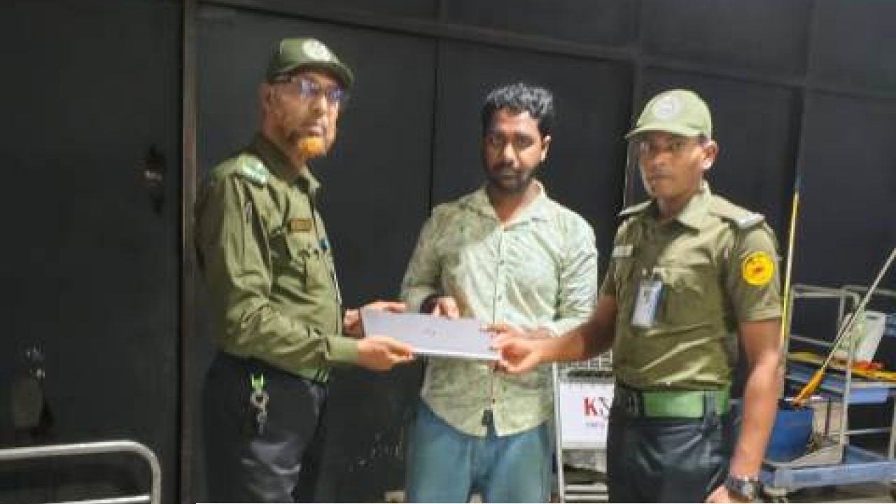 বিমানবন্দরে প্রবাসীর হারিয়ে যাওয়া ব্যাগ ও ল্যাপটপ উদ্ধার করে যাত্রীর কাছে হস্তান্তর করলেন আনসার সদস্যরা
