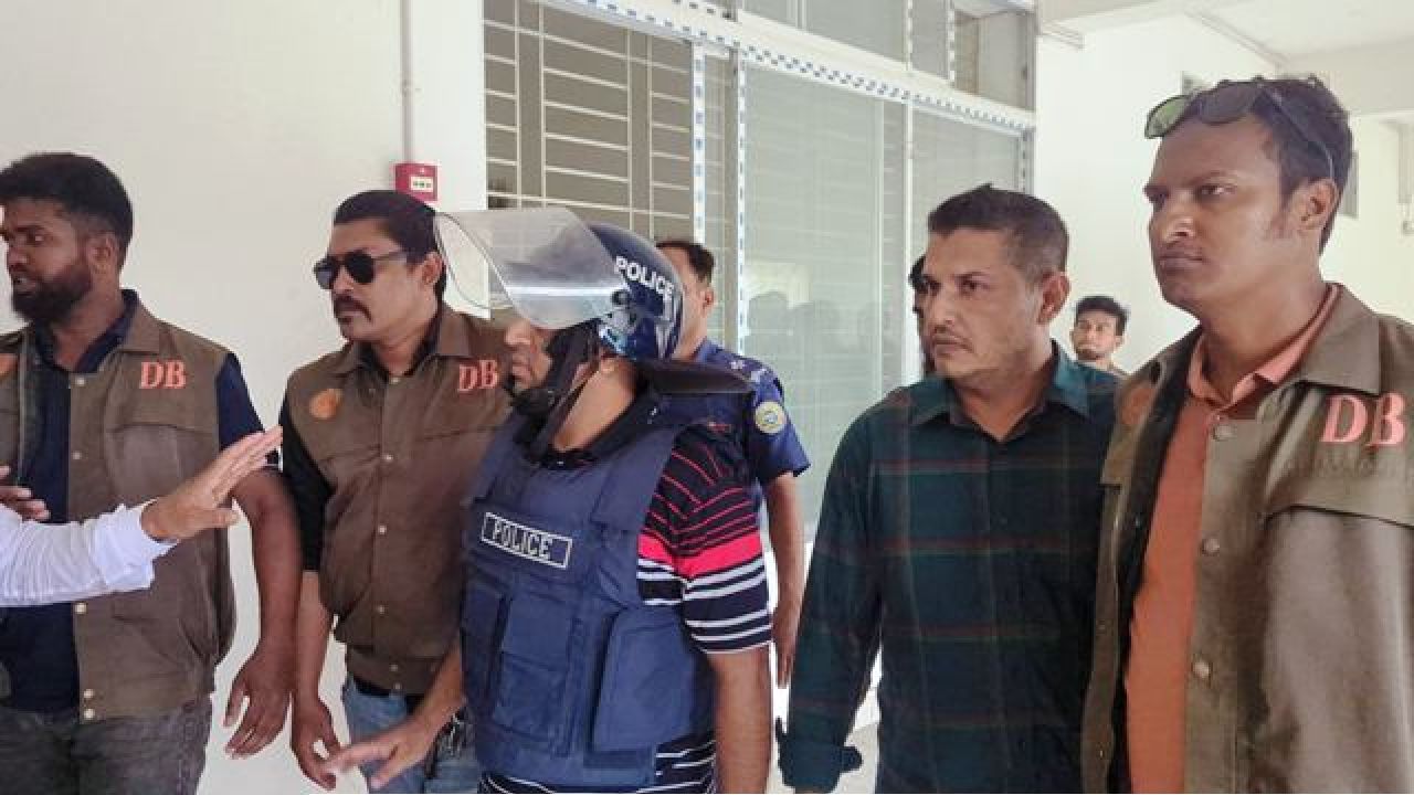 কড়া নিরাপত্তায় ঝালকাঠি আদালতে হাজির যুবলীগ নেতা জাকিরসহ চারজন
