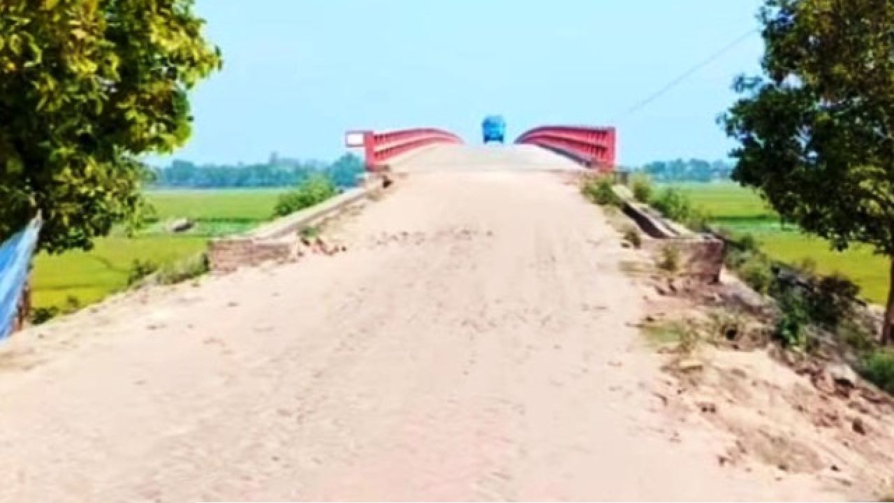 তানোরে অলৌকিক সংযোগ সড়ক দেড় দশকেও হয়নি পাকা ঝুকি নিয়ে চলাচল