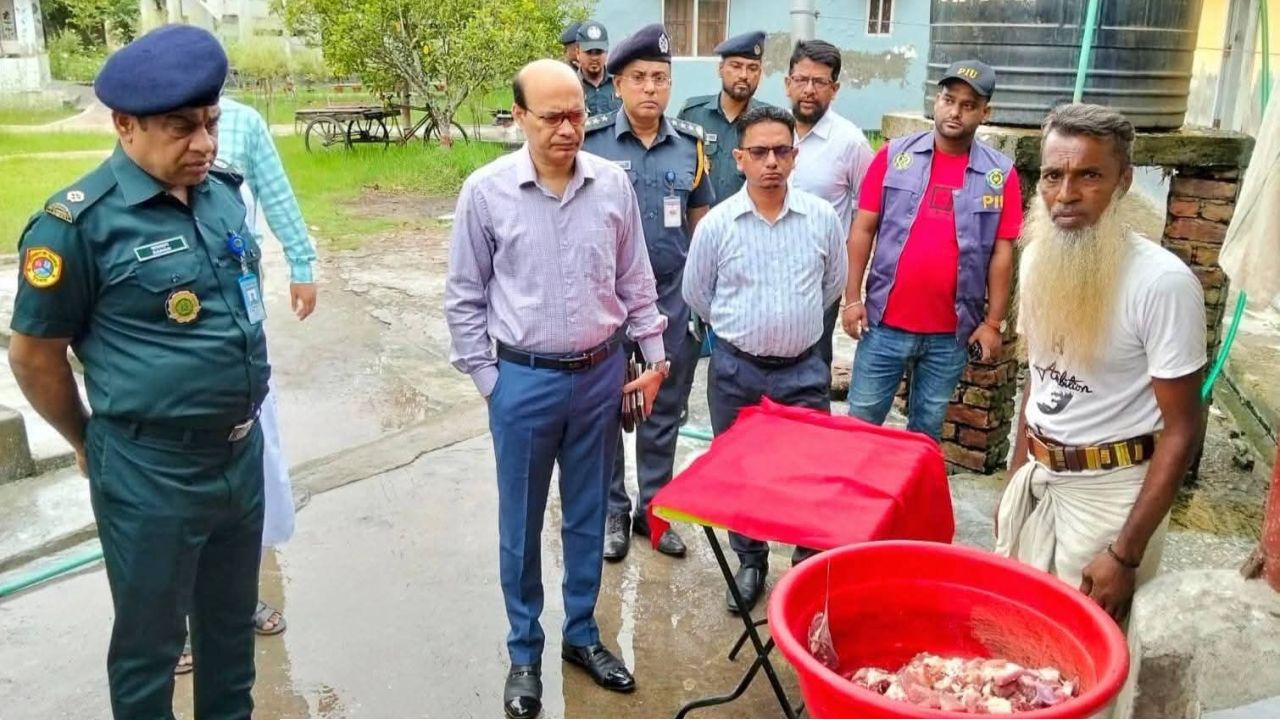 ঝালকাঠি জেলা কারাগার পরিদর্শনে জেলা প্রশাসক ও জেলা ম্যাজিস্ট্রেট