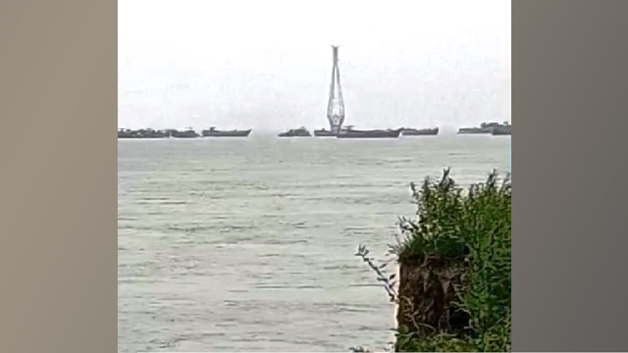 প্রশাসনের নিরবতায় অবৈধ বালু উত্তোলন ঝুঁকিতে জাতীয় বিদ্যুৎ গ্রিড কয়েক হাজার বসতভিটা 