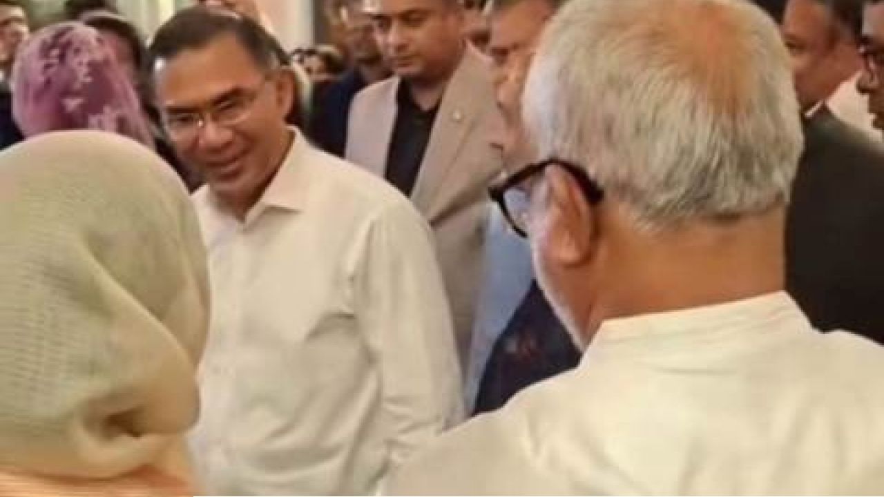 ​তথ্যমন্ত্রীর পুত্রের বিয়েতে প্রধানমন্ত্রীর সাথে কেসিসি প্রশাসক নজরুল ইসলাম মঞ্জুর শুভেচ্ছা বিনিময়
