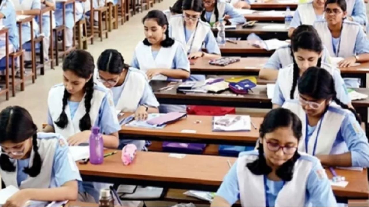 এইচএসসি ও সমমানের পরীক্ষা চলছে