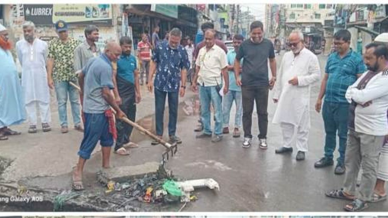 ​খুলনায় বৃষ্টির পর ২০ নম্বর ওয়ার্ডে প্রশাসক নজরুল ইসলাম মঞ্জুর পরিচ্ছন্নতা অভিযান