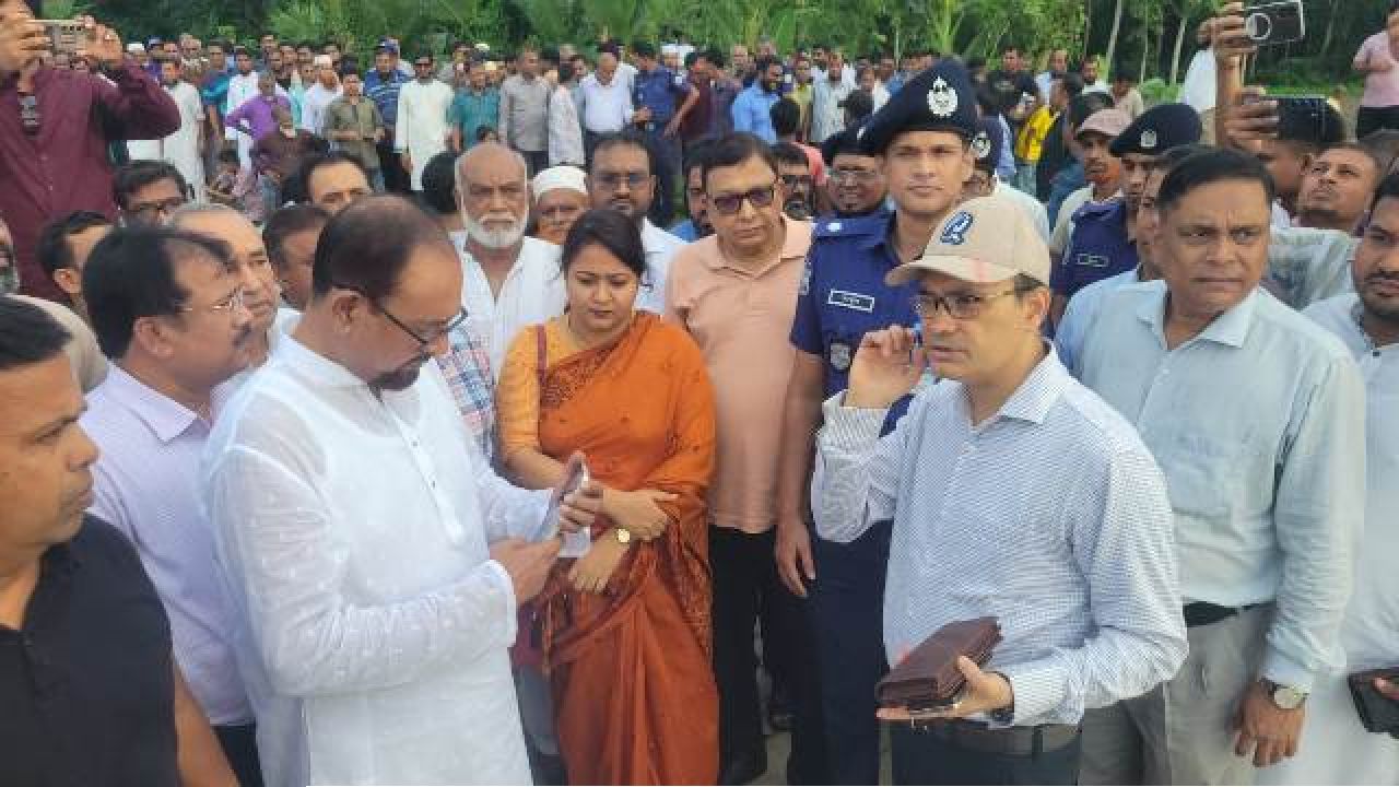 বিষখালী নদীর ভয়াবহ ভাঙন রোধে রাজাপুরে জরুরি জিও ব্যাগ ফেলা কার্যক্রমের উদ্বোধন