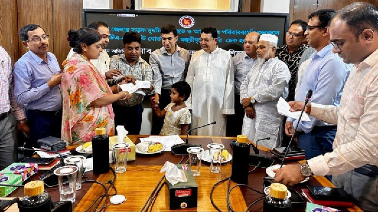 পাবনায় সড়ক দুর্ঘটনায় ক্ষতিগ্রস্ত পরিবারের মাঝে অনুদানের চেক বিতরণ