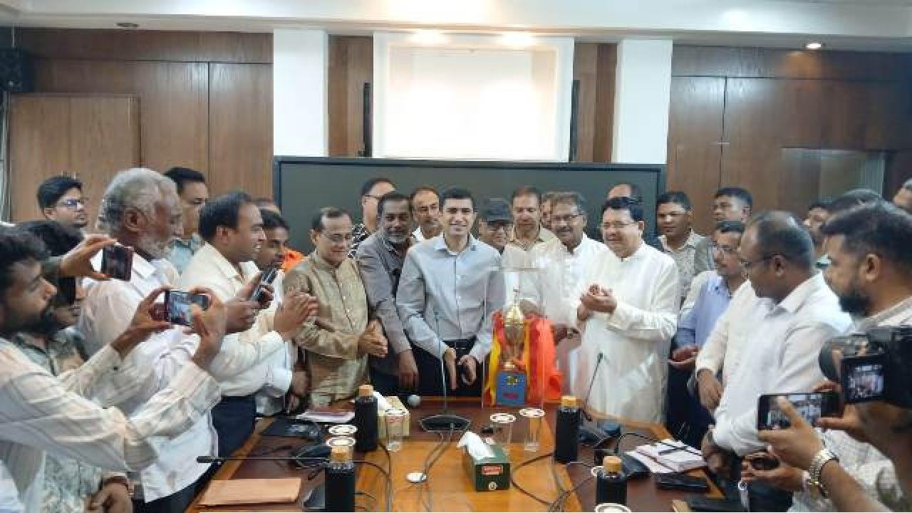 পাবনায় জেলা প্রশাসক গোল্ডকাপ ফুটবল টুর্নামেন্ট ট্রফি উন্মোচন