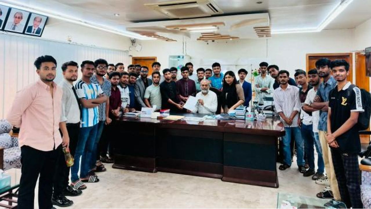ববিকে প্রথম ফ্যাসিস্ট বাহিনী মুক্ত বিশ্ববিদ্যালয় হিসেবে স্বীকৃতির দাবিতে উপাচার্যের কাছে ছাত্রদলের স্মারকলিপি 