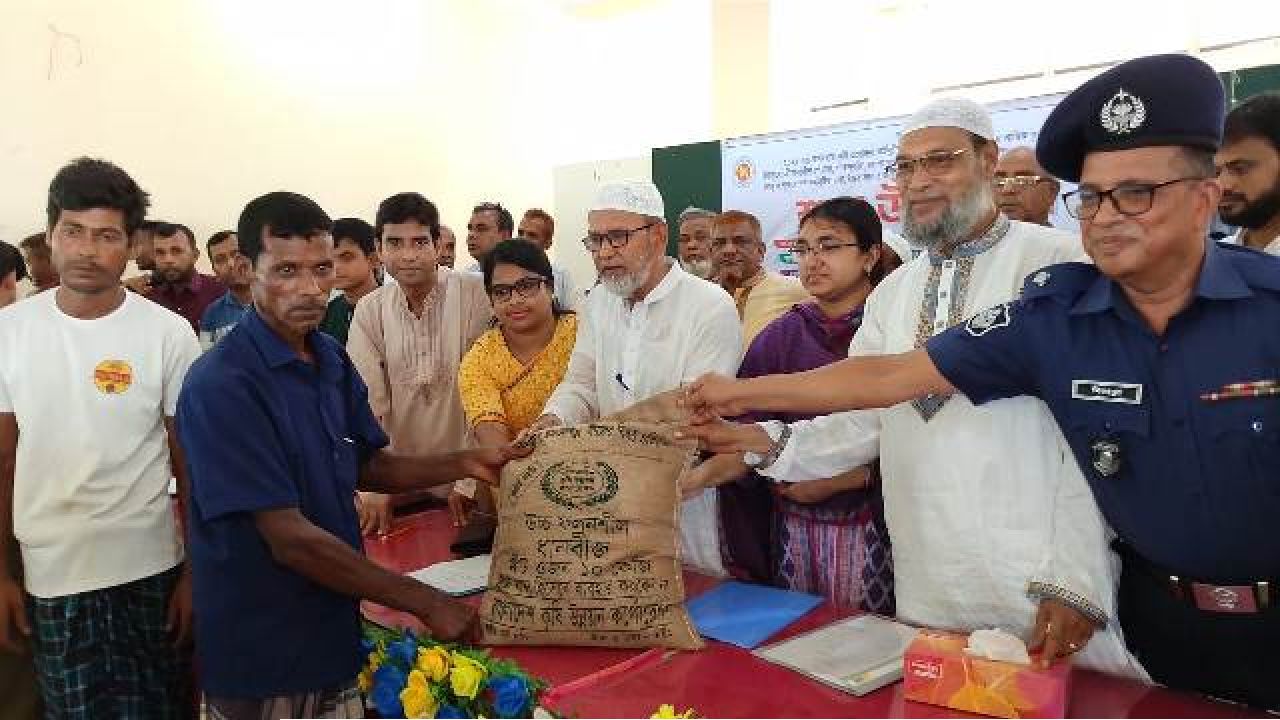 সাপাহারে ক্ষুদ্র ও প্রান্তিক কৃষকদের মাঝে বিনামূল্যে কৃষি প্রণোদনা বিতরন