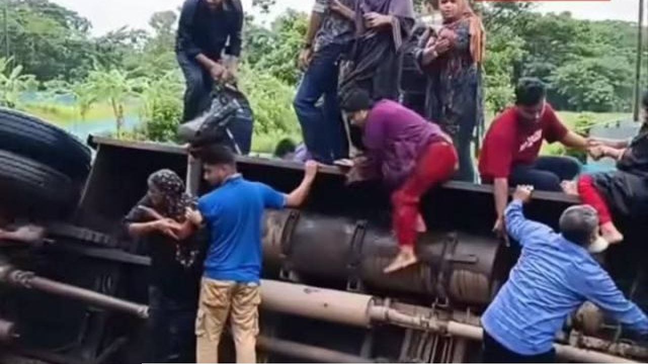 ঝালকাঠি-বরিশাল মহাসড়কে বাস খাদে: নিহত ১, আহত ১০