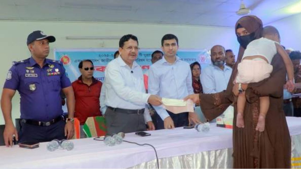 পাবনায় দুরারোগ্য ৬ ধরনের রোগীদের মাঝে চেক বিতরণ
