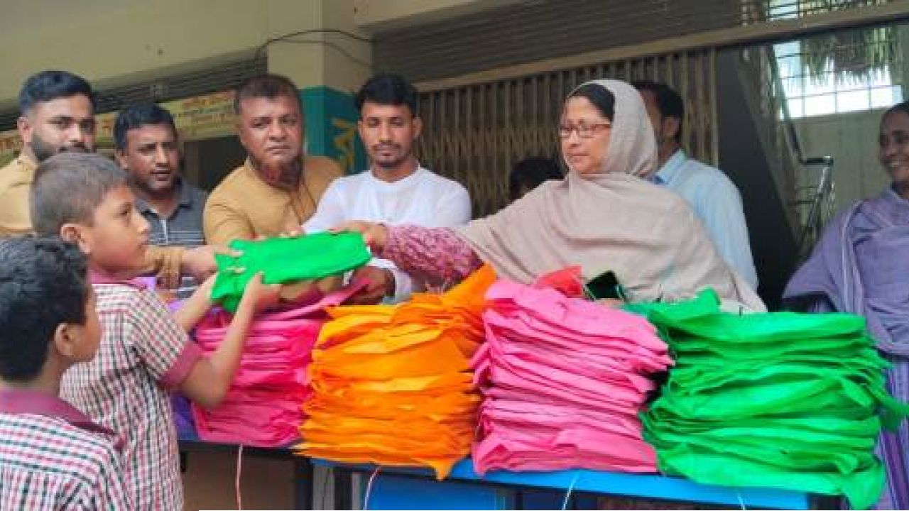 রূপগঞ্জে স্বেচ্ছাসেবক দলের উদ্যোগে সহস্রাধিক শিক্ষার্থীর মাঝে শিক্ষা উপকরণ সামগ্রী বিতরণ 