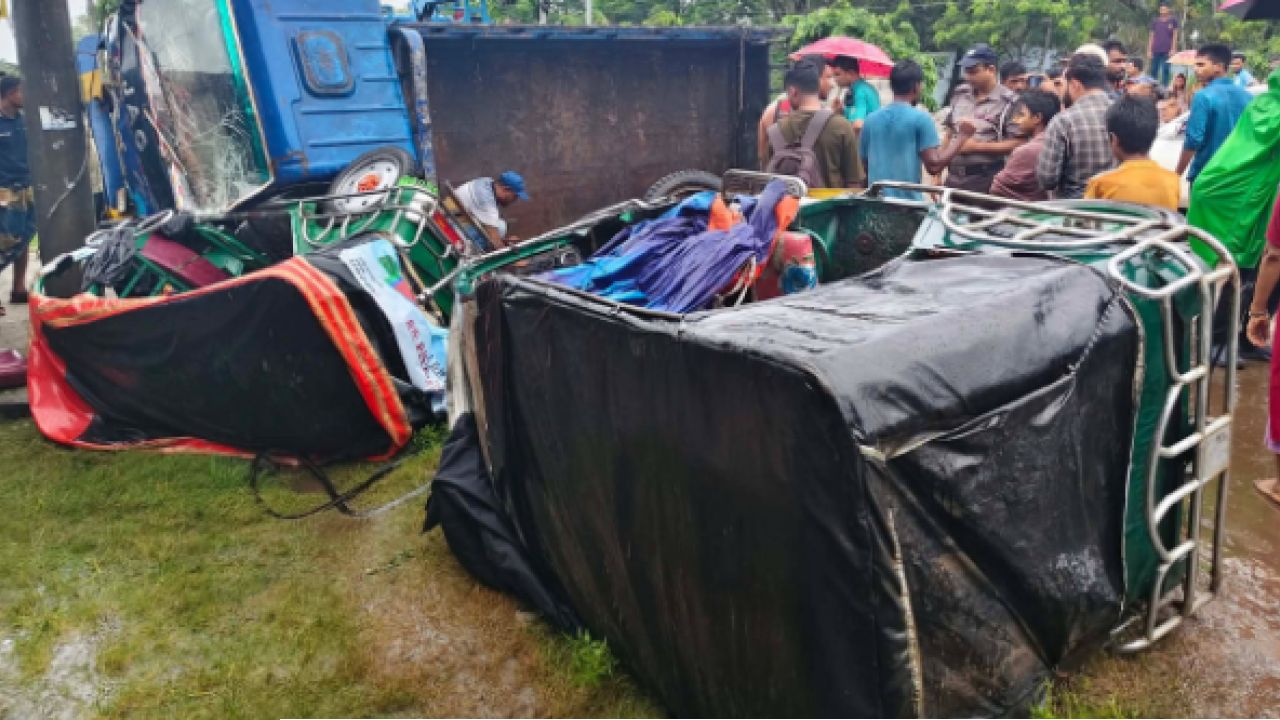 ​খুলনায় ট্রাক-ইজিবাইকের মুখোমুখি সংঘর্ষ: প্রাণ গেল দুজনের, চিকিৎসাধীন আরও ২