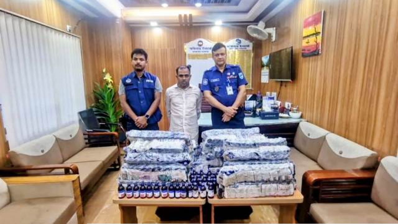 রূপগঞ্জে ফেন্সিডিলের বিকল্প ১১০৭ বোতল ইস্কাফসহ মাদক ব্যবসায়ী গ্রেফতার