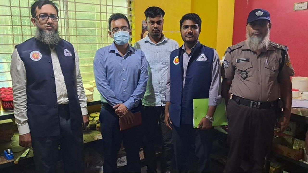রাজশাহীতে বিএসটিআই’র অনুমোদনহীন জন্মদিনের কেক উৎপাদনকারীকে জরিমানা