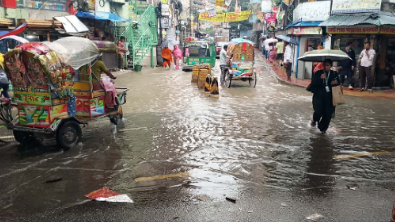  বৃষ্টিতে রাজধানীর বিভিন্ন এলাকায় জলাবদ্ধতা, ভোগান্তিতে নগরবাসী