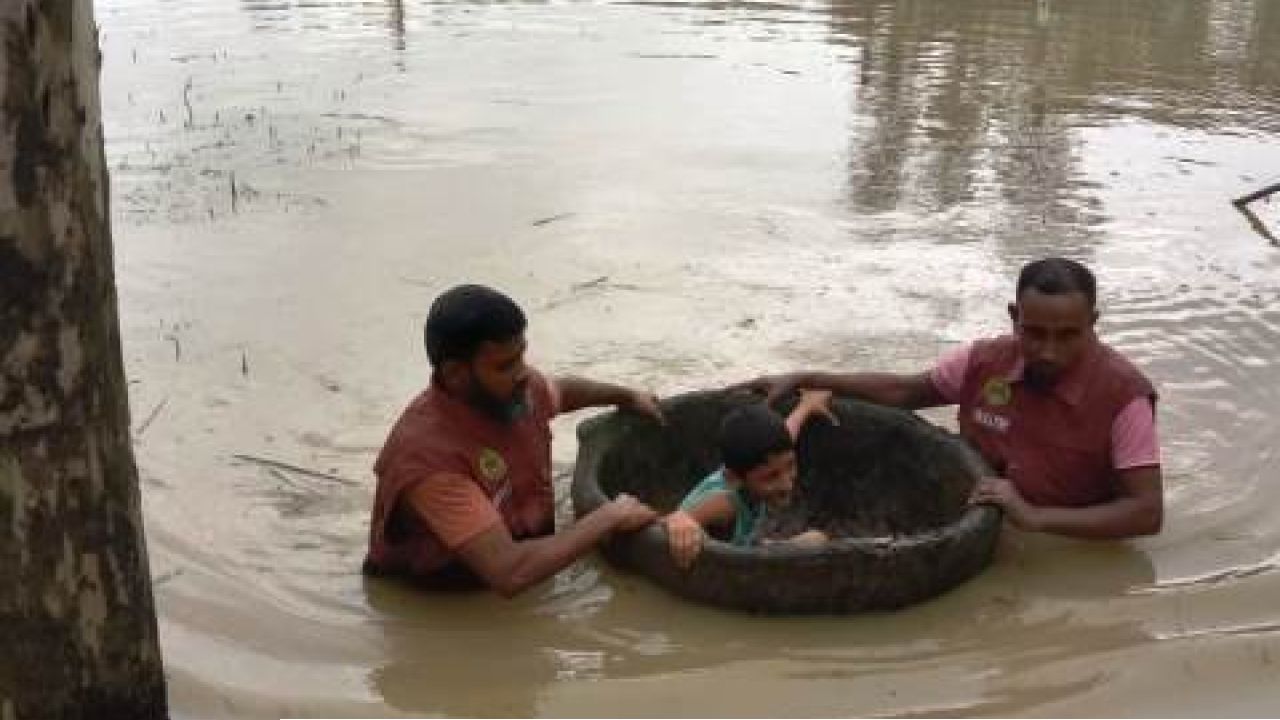 হবিগঞ্জে খোয়াই নদীর ভাঙনে প্লাবিত ৩৩ গ্রাম, দুর্গতদের পাশে আনসার-ভিডিপি