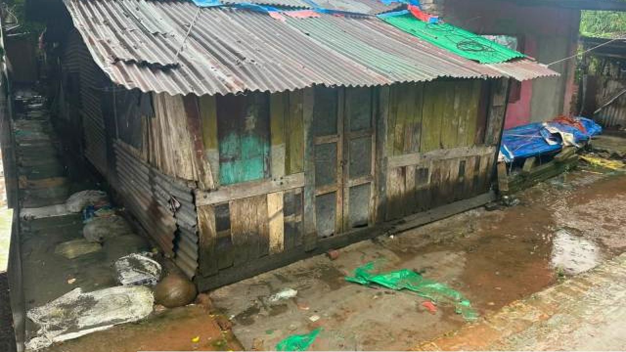 সামান্য বৃষ্টিতেই উঠে গেল ঝালকাঠি পৌর শহরের নতুন সড়কের সিলকোট, কাজের মান নিয়ে প্রশ্ন