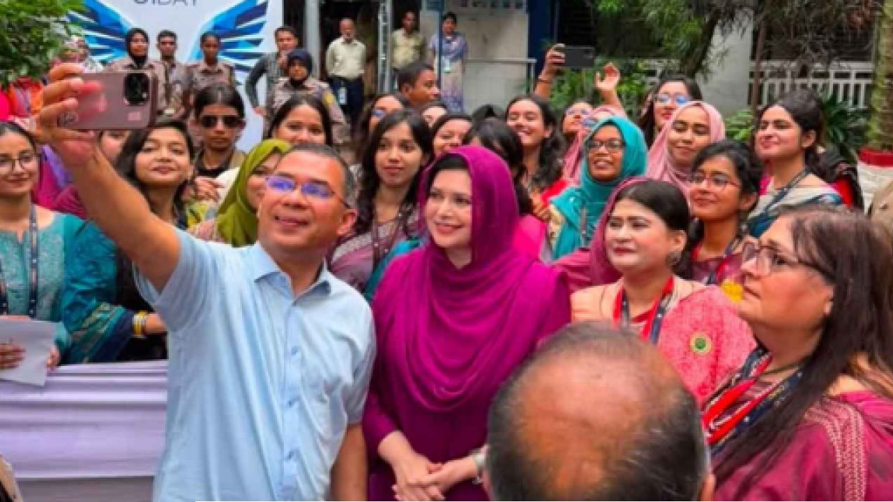 ঢামেকের ৮০ বছরপূর্তি অনুষ্ঠানে প্রধানমন্ত্রী, তুললেন সেলফি