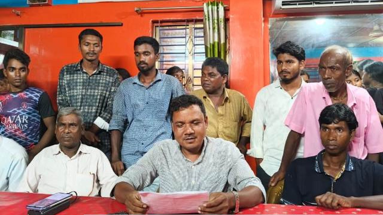 সাপাহারে জাতীয় আদিবাসী পরিষদের উপজেলা কমিটি গঠন নিয়ে বিতর্ক, সংবাদ সম্মেলনে কমিটি বর্জনের ঘোষণা