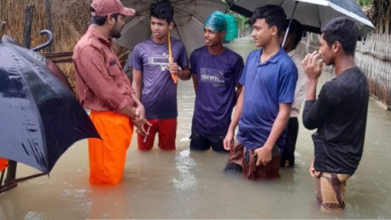 কক্সবাজারের বন্যাকবলিত এলাকায় উদ্ধার, জনসচেতনতা ও আশ্রয় কার্যক্রমে আনসার ও ভিডিপির মানবিক ভূমিকা
