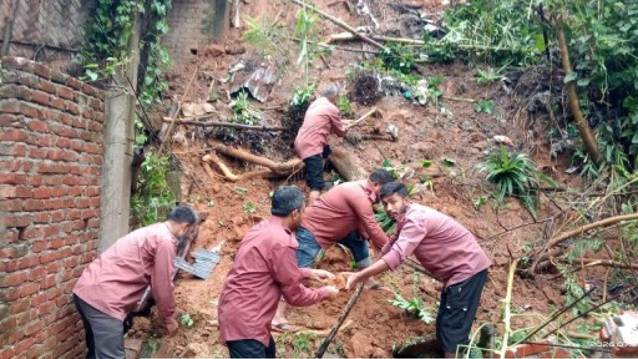 টানা বৃষ্টিতে রাঙামাটিতে ফ্ল্যাশ ফ্লাড ও পাহাড় ধসের আশঙ্কা: জানমাল রক্ষায় মাঠে আনসার ও ভিডিপি