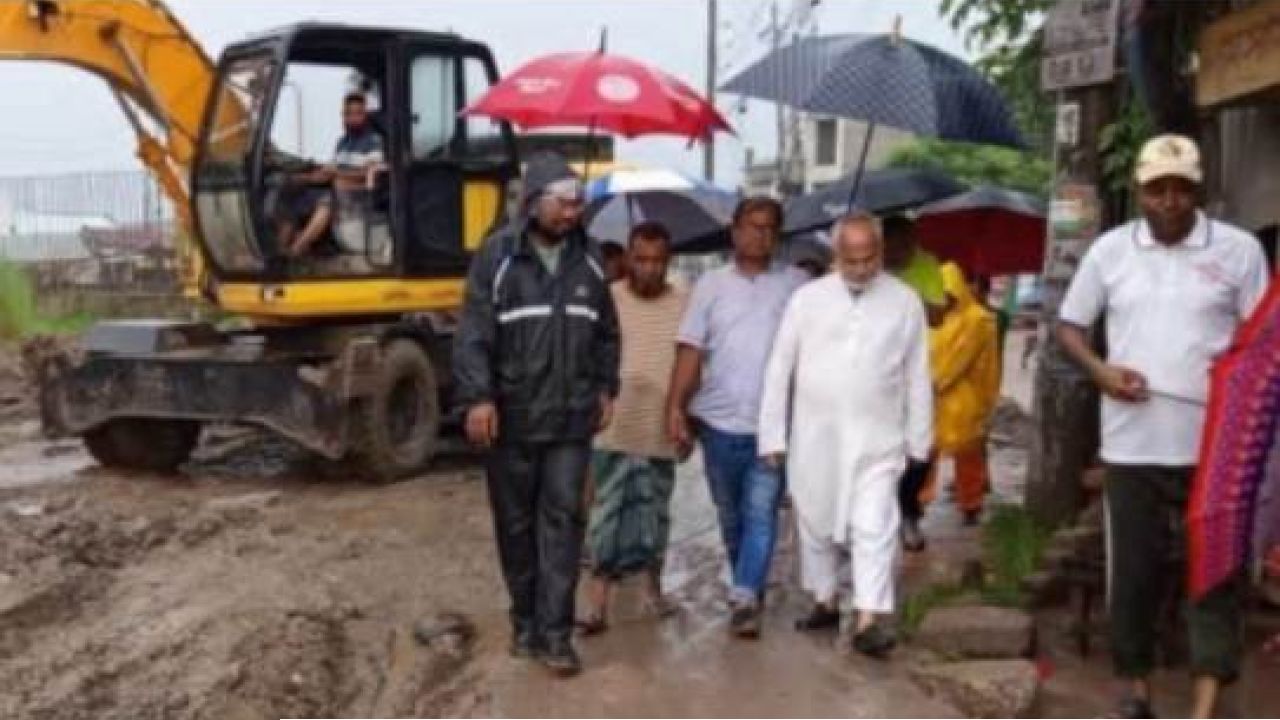  ​ভারী বর্ষণেও মাঠে প্রশাসক: ৩১নং ওয়ার্ডের পানি নিষ্কাশন কার্যক্রম পরিদর্শনে নজরুল ইসলাম মঞ্জু
