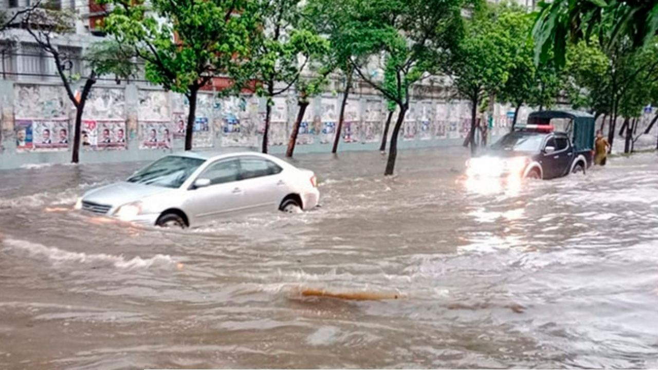 বৃষ্টিতে তলিয়ে গেল রাজধানীর সড়ক-অলিগলি
