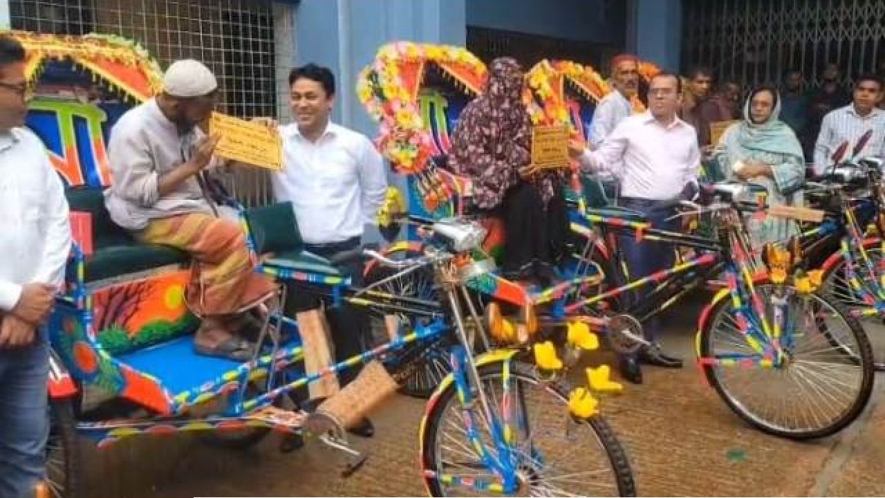 ঝালকাঠিতে পিছিয়ে পড়া ছয় পরিবার পেল অটোরিকশা, স্বাবলম্বী হওয়ার নতুন স্বপ্ন